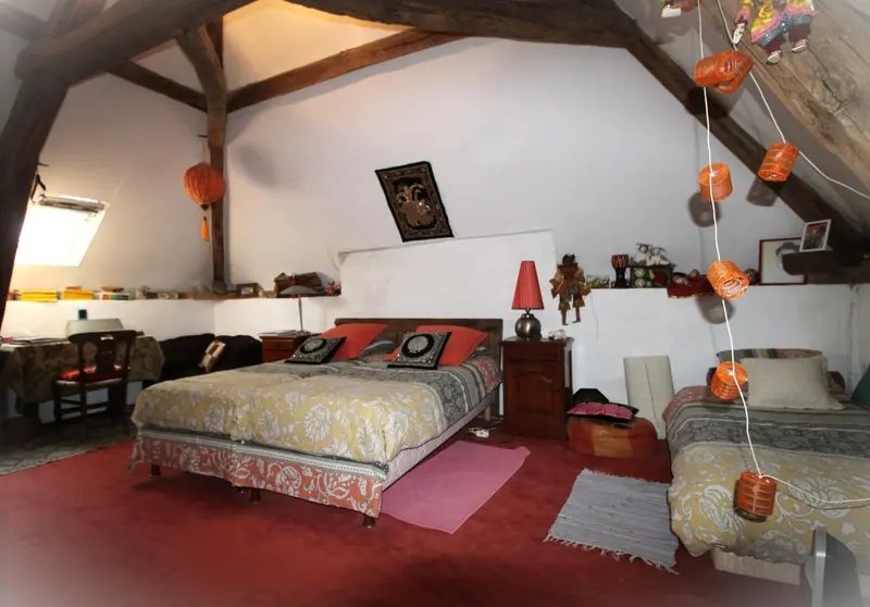 Chambre sous combles à la charpente apparente