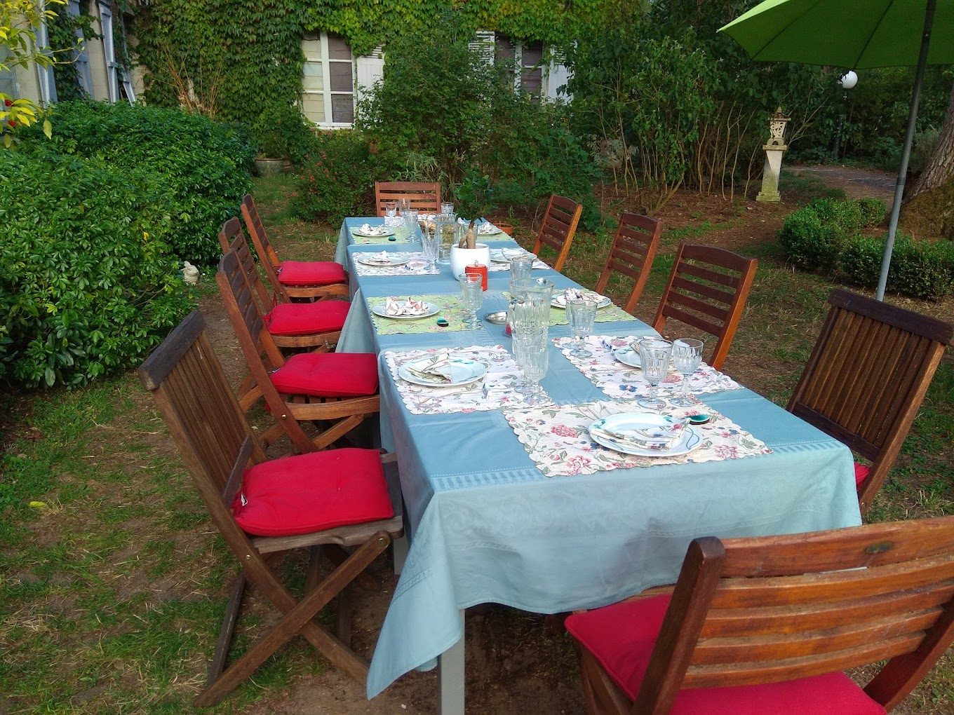 Dîner d'été dans le jardin