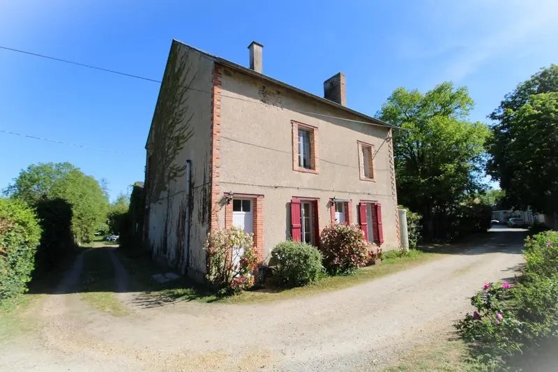 Façade d'une dépendance du domaine