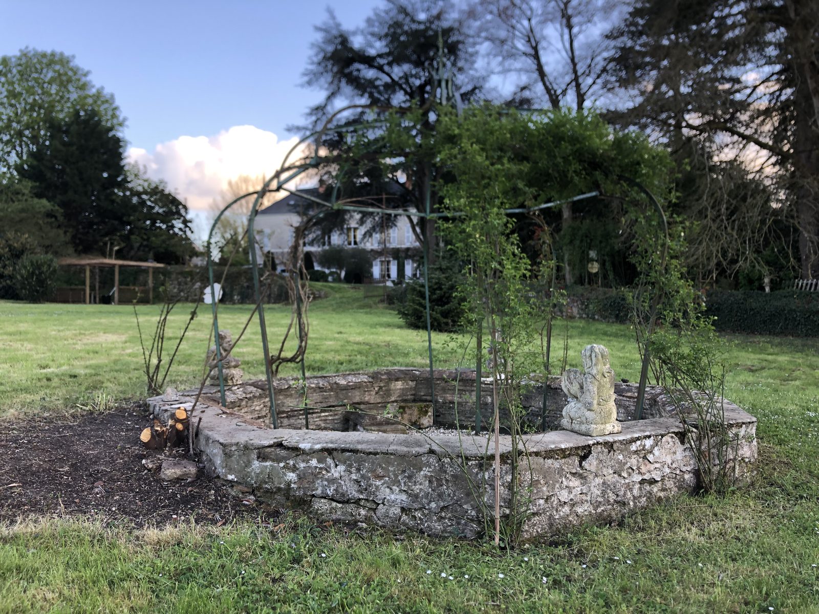 Vestige de pierre au jardin